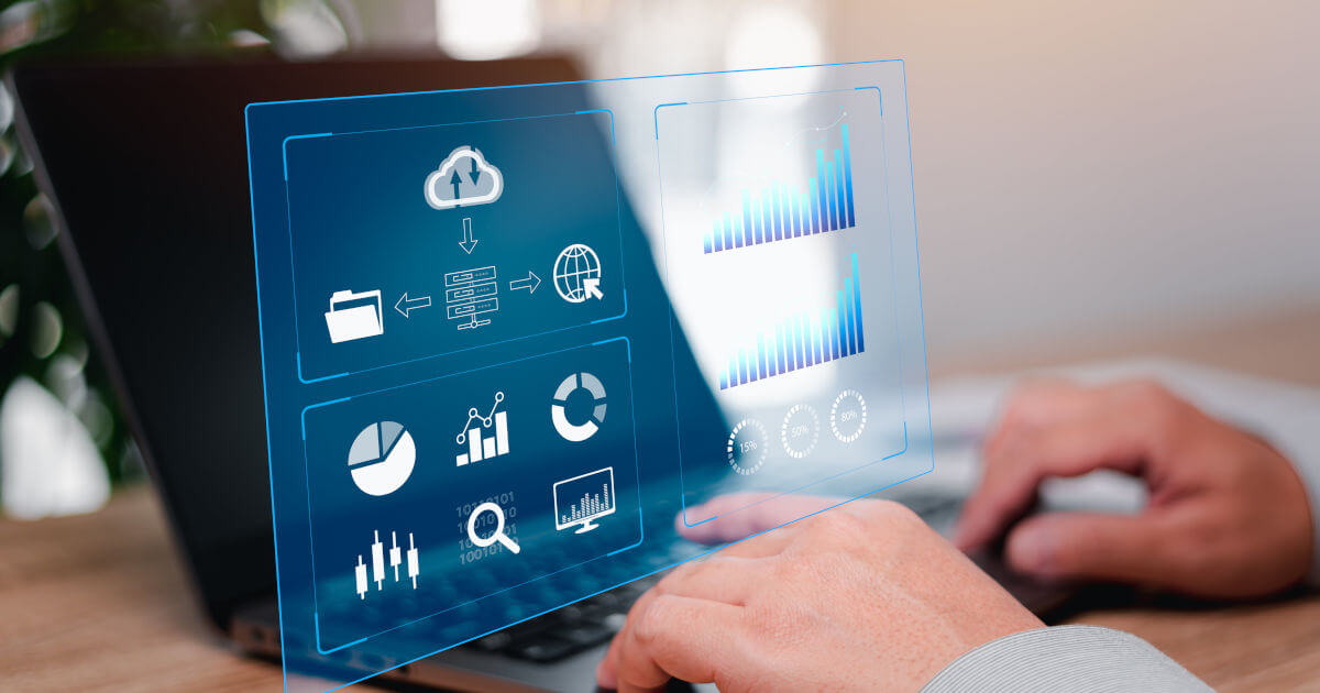 Drei futuristische Roboter mit leuchtenden blauen Augen, die in Hochtechnologie-Kontrollstationen sitzen. Der Hintergrund zeigt eine digitale Stadtlandschaft mit neonfarbenen Lichtern und Grafiken.