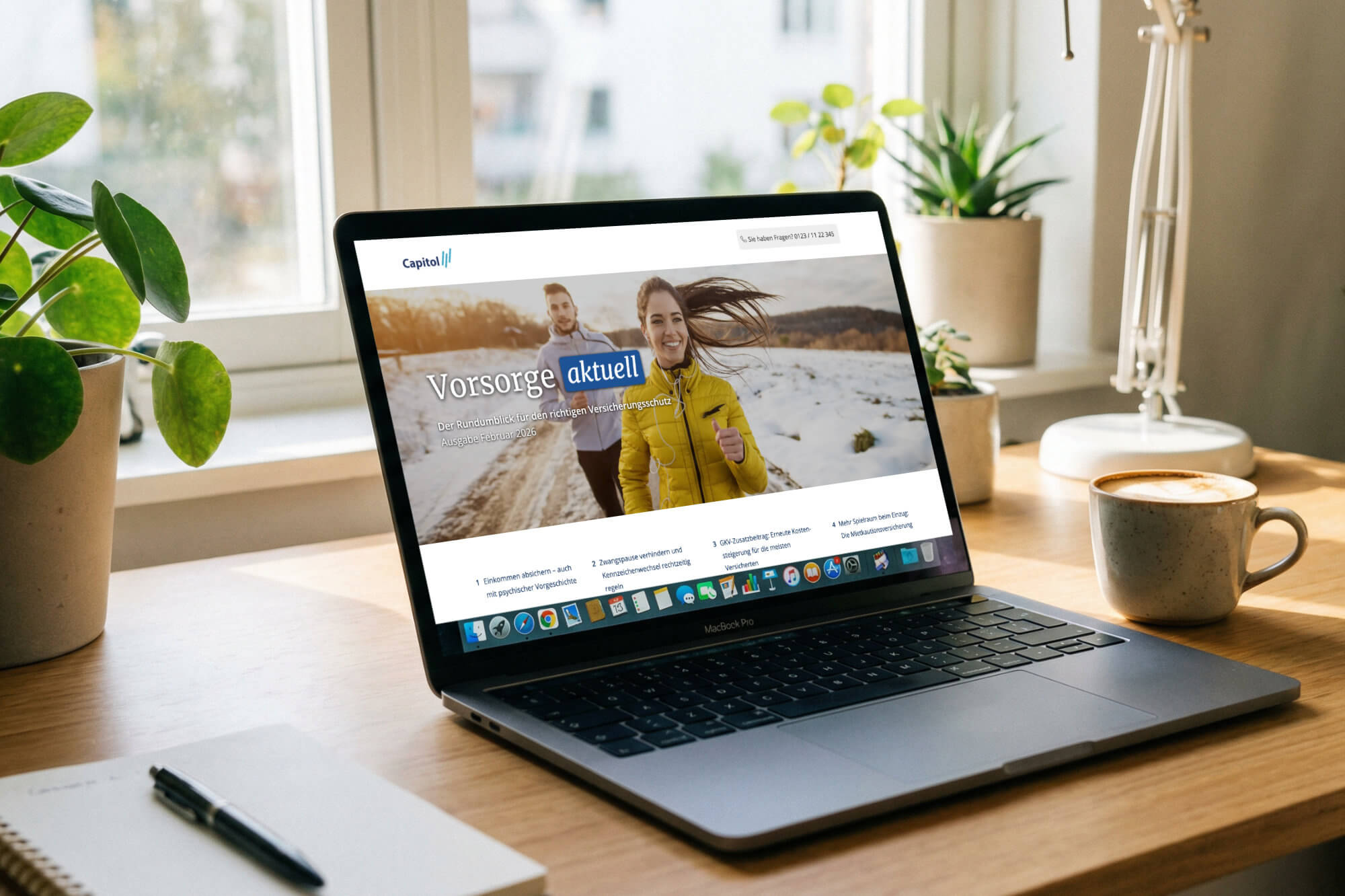 Laptop auf Schreibtisch am Fenster, auf dem Bildschirm eine Versicherungs-Website, daneben Kaffeetasse und Zimmerpflanzen