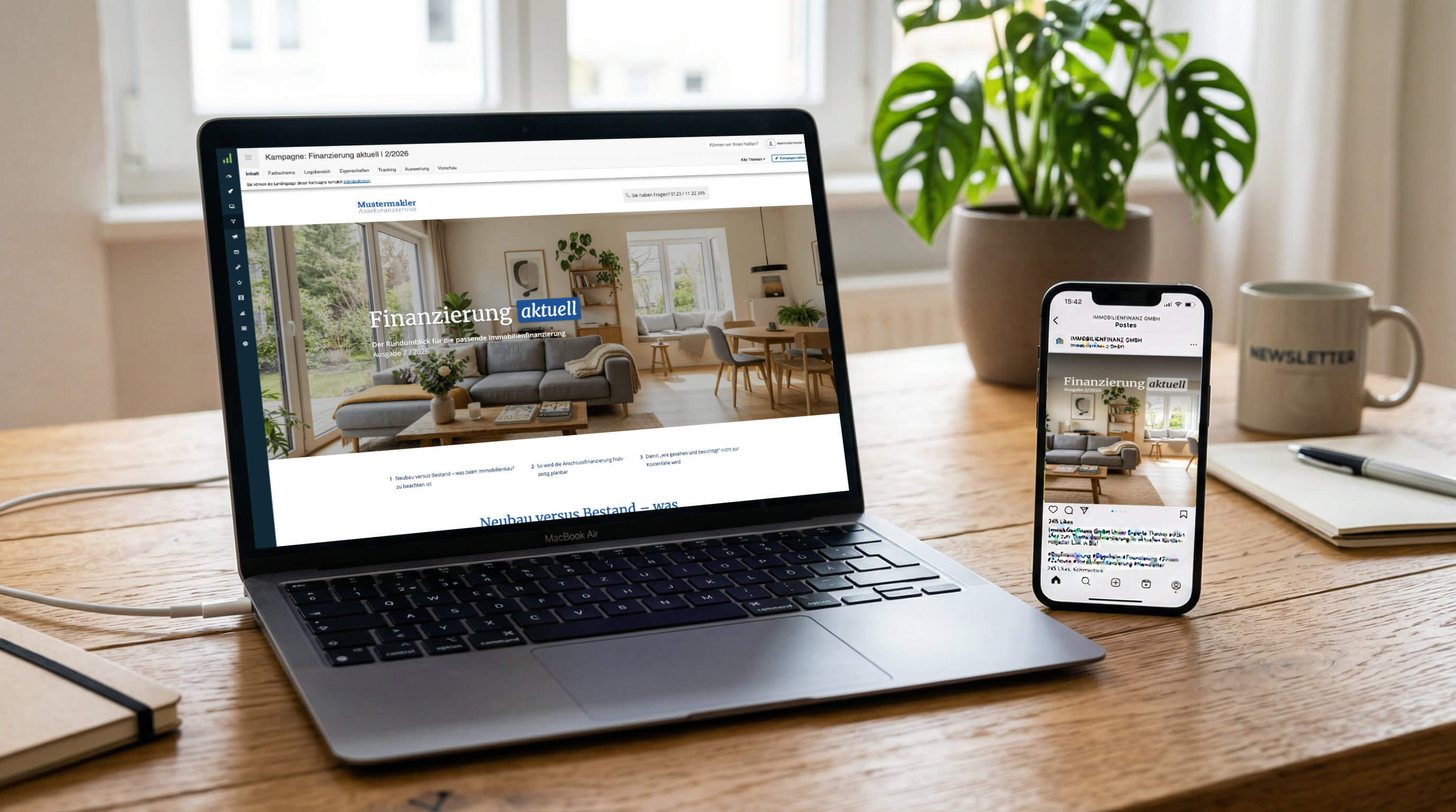 Finanzierungsthemen Laptop und Smartphone auf Holztisch zeigen die Webseite „Finanzierung aktuell“, daneben Topfpflanze, Tasse und Notizbuch