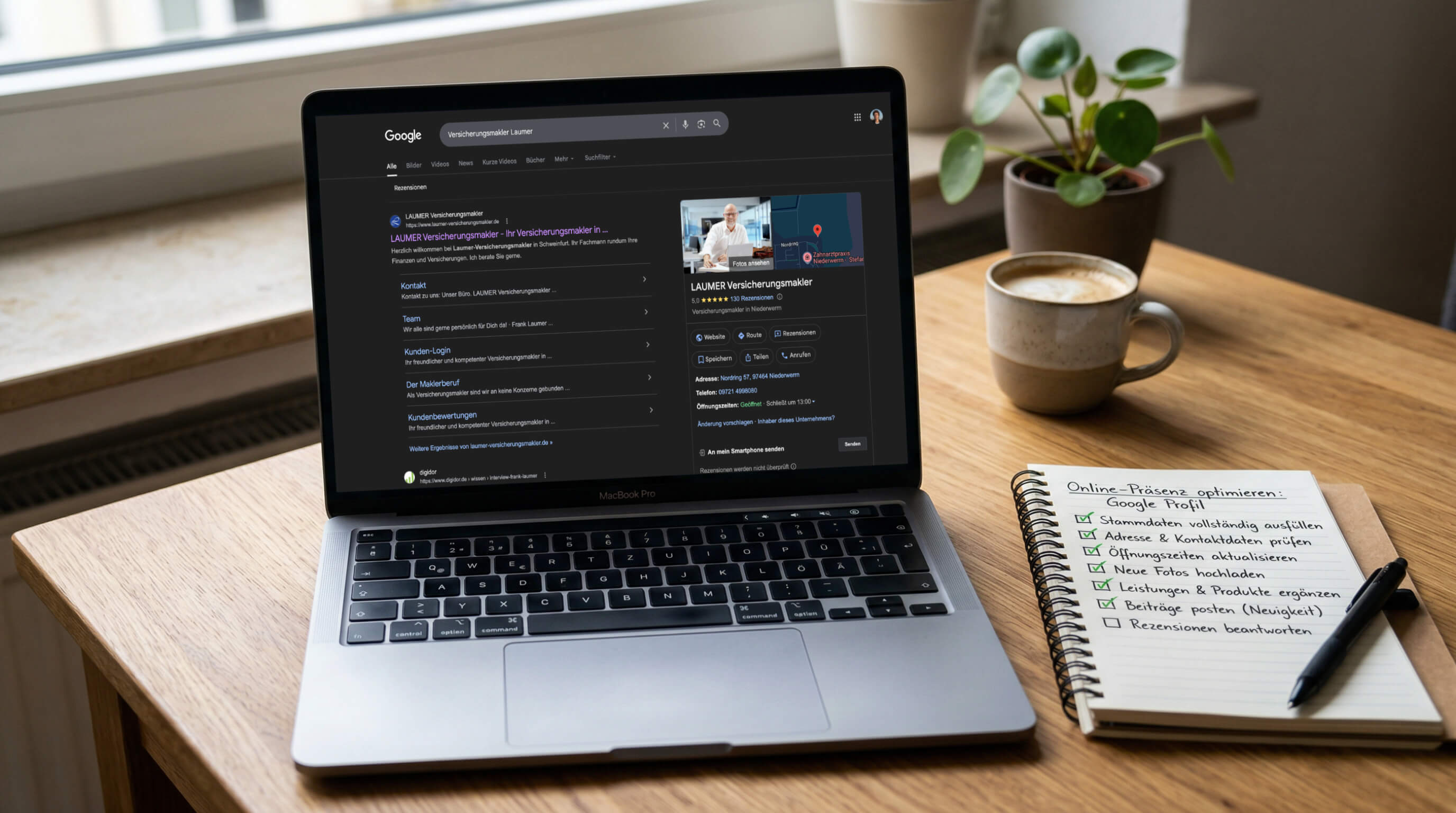 Laptop mit geöffnetem Google-Unternehmensprofil auf einem Schreibtisch neben Kaffee und Notizblock mit Checkliste zur Optimierung der Online-Präsenz