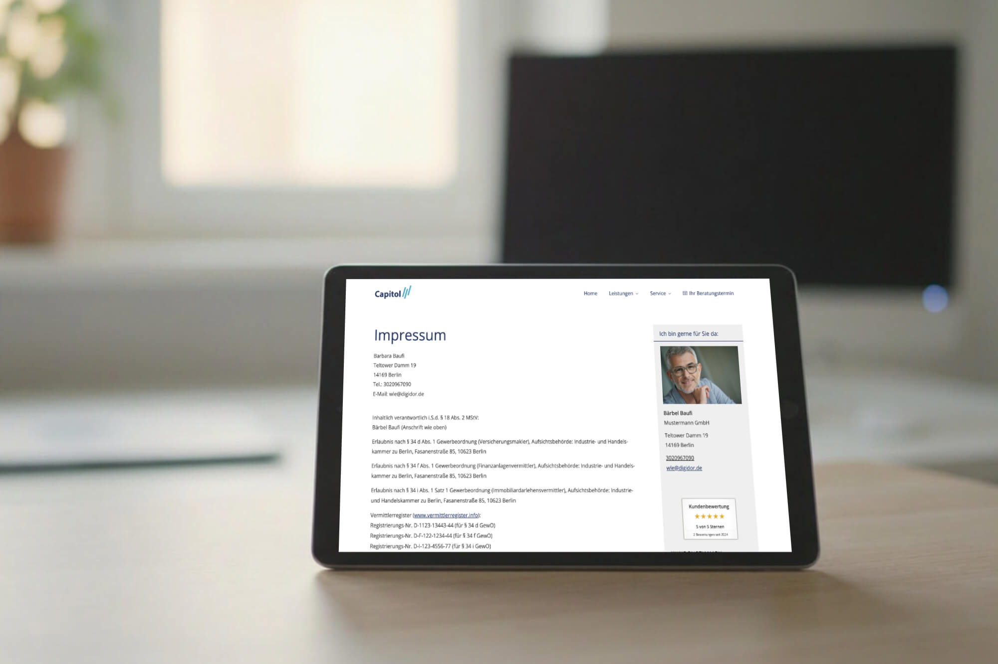 Welche Pflichtangaben auf deine Versicherungsmakler-Website gehören (und wo genau) Tablet auf einem Schreibtisch mit geöffneter Webseite „Impressum“