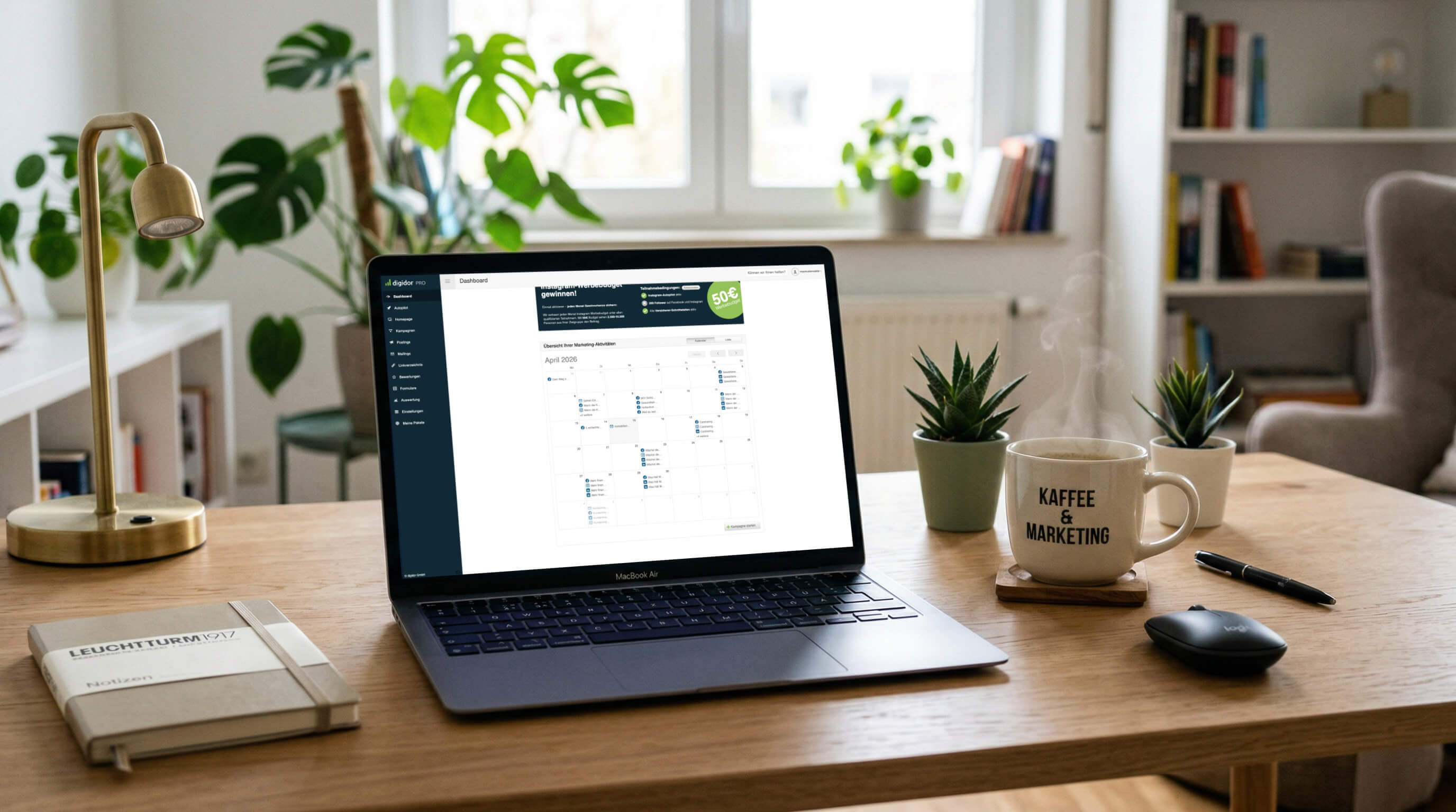 Laptop auf einem Holztisch mit Kalenderansicht, daneben dampfende Kaffeetasse, Maus, Stift und kleine Pflanzen
