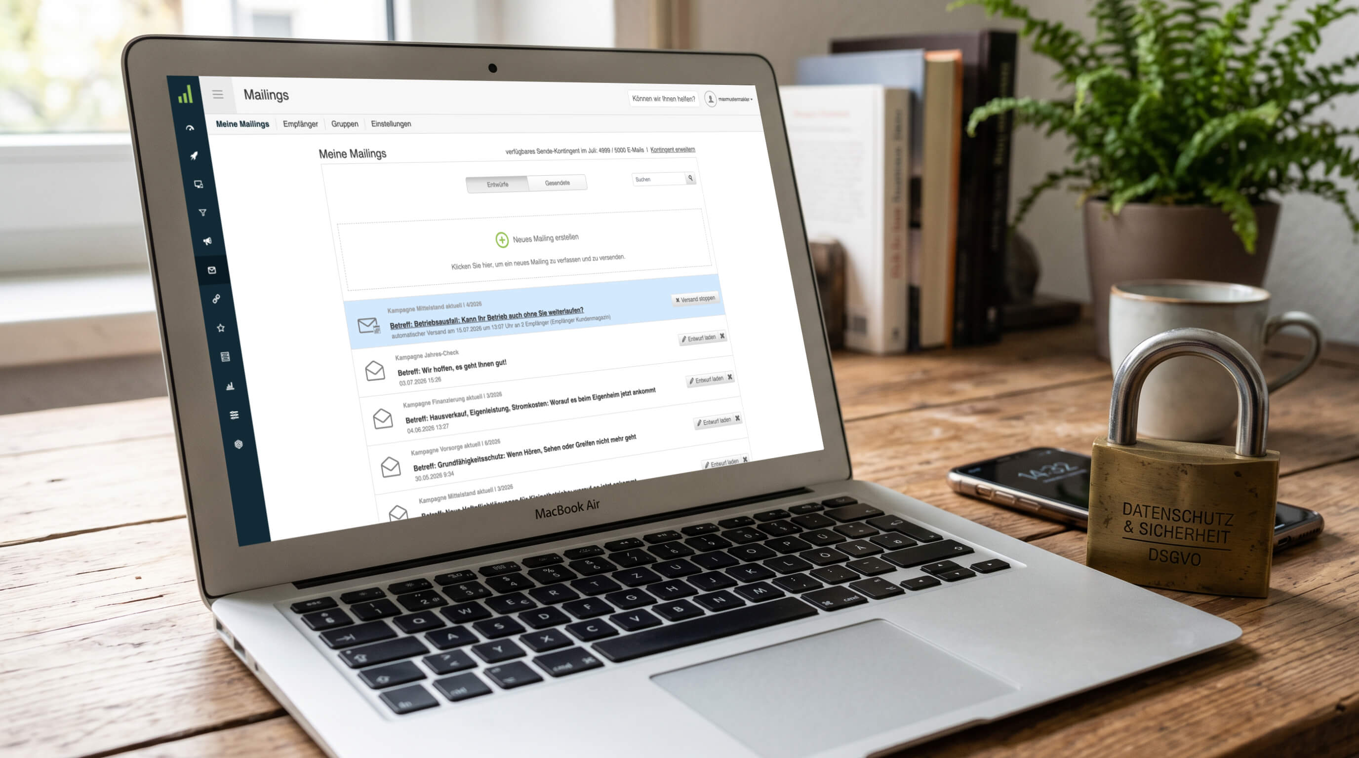 Laptop mit geöffneter Mailing-Software auf einem Schreibtisch, daneben Vorhängeschloss mit Aufschrift &bdquo;Datenschutz & Sicherheit DSGVO&ldquo;