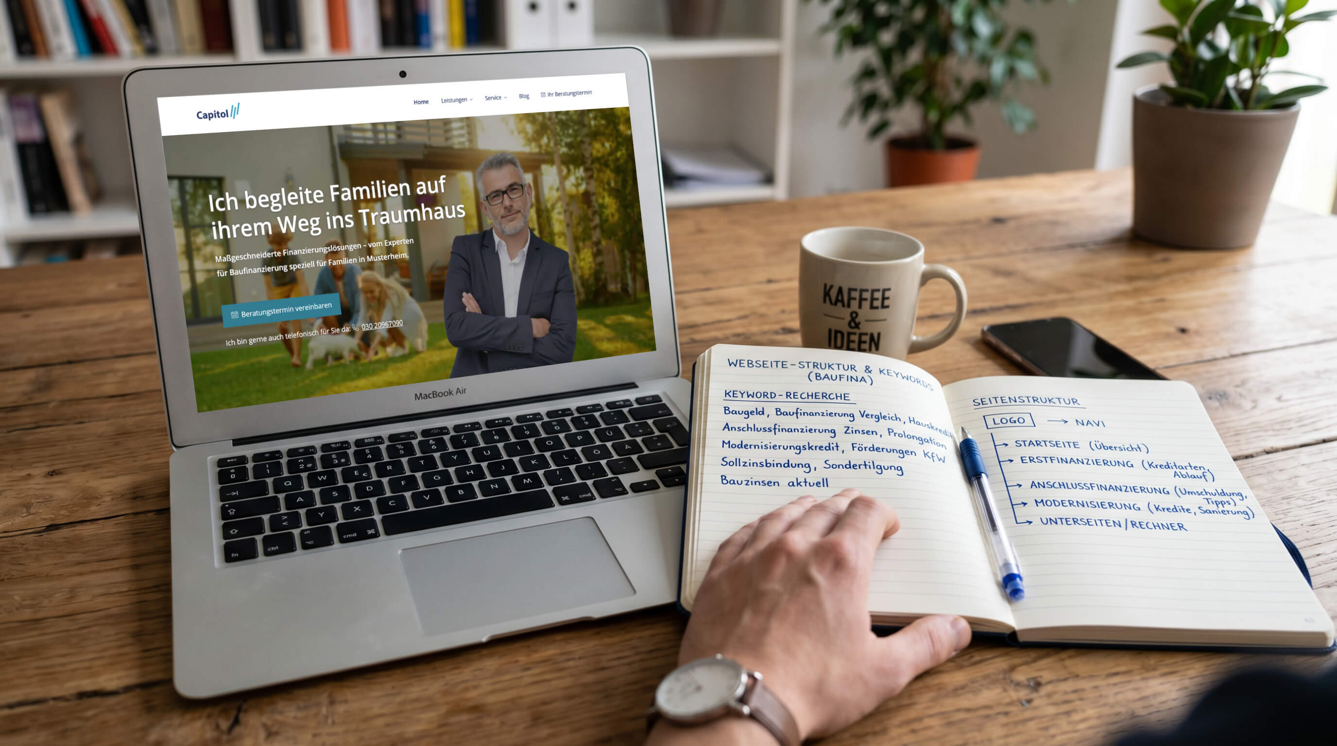 Wie du deine Baufinanzierung-Homepage mit den richtigen Inhalten füllst, die Google und Kunden gleichermaßen überzeugen Laptop auf Schreibtisch mit geöffneter Website, daneben Notizbuch mit SEO-Notizen, Kaffeetasse und Smartphone
