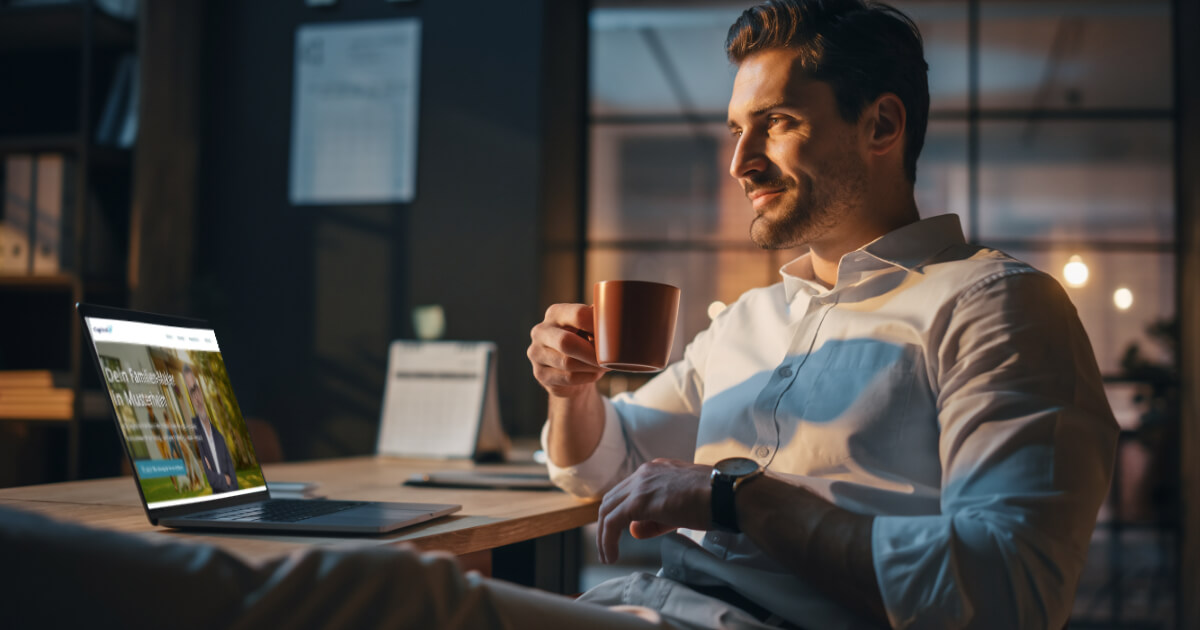 Versicherungsmakler betrachtet seine neue Homepage