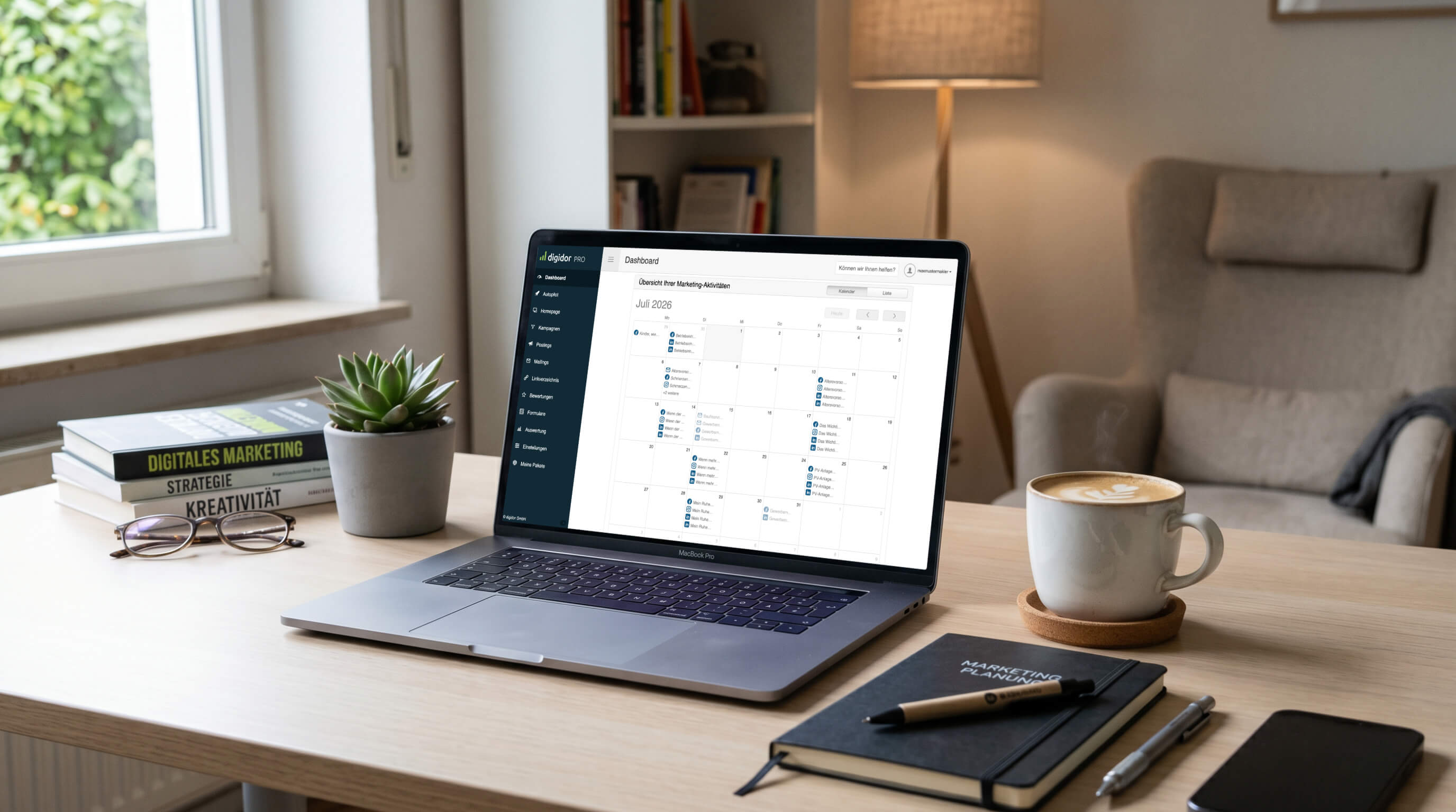 Laptop mit geöffnetem Kalender-Dashboard auf Schreibtisch mit Kaffeetasse, Notizbuch, Sukkulente und Marketingbüchern am Fenster