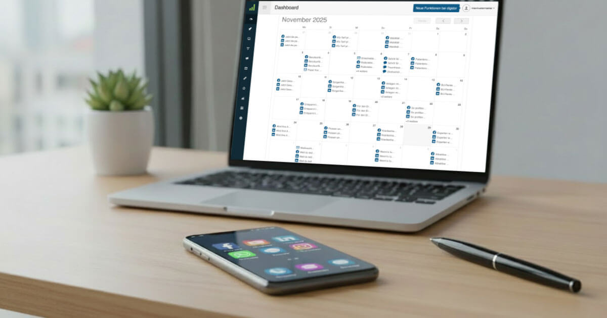 Handy mit Social-Media-Apps und Laptop mit dem Marketingplan für Versicherungsmakler, Finanzberater und Baufinanzierer von digidor