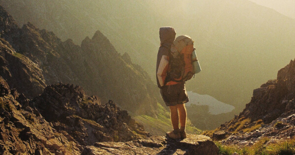 Kampagne des Monats Mai: Informieren Sie Ihre Kunden über den optimalen Versicherungsschutz für junge Globetrotter